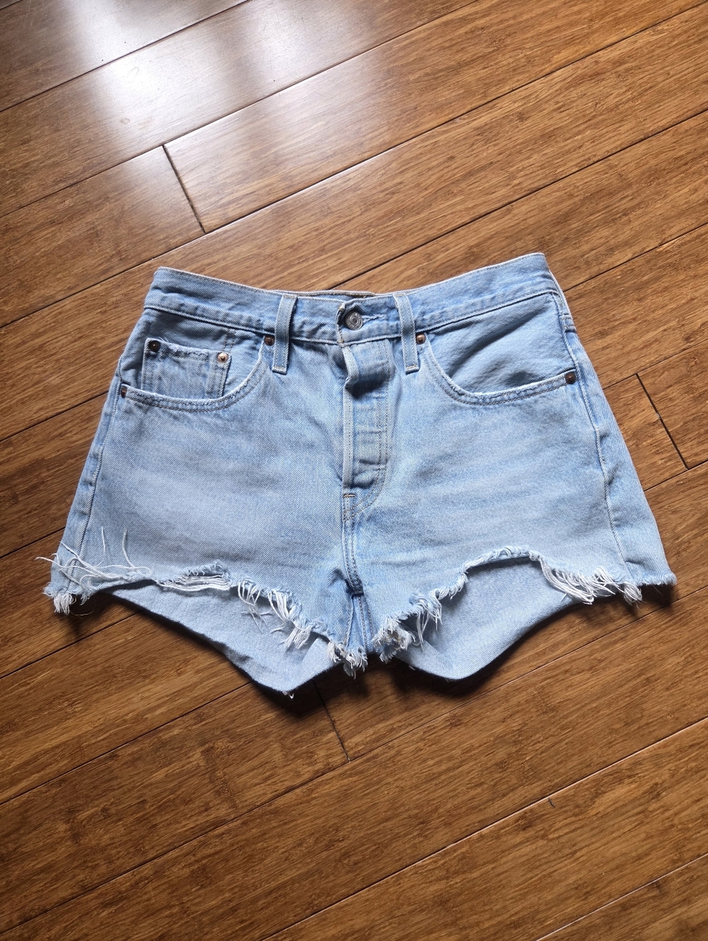 Levi’s 501 Cut Off Denim Shorts W27 Light Wash Distressed Raw Hem Button Fly